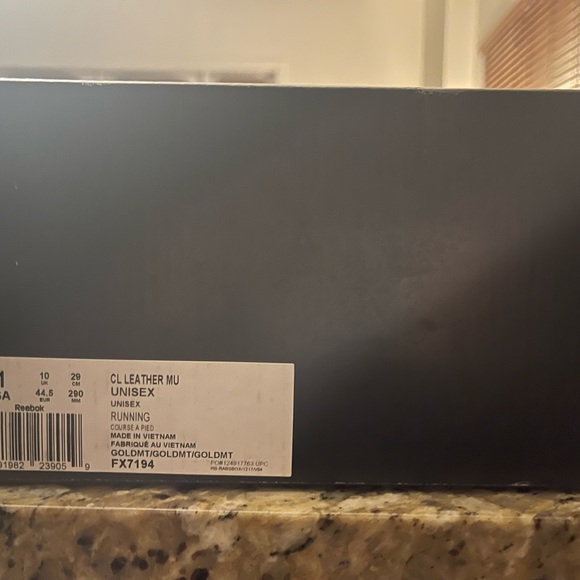 NIB Wonder Woman 84 Classic Reebok MEN’S 11 - Picture 6 of 8